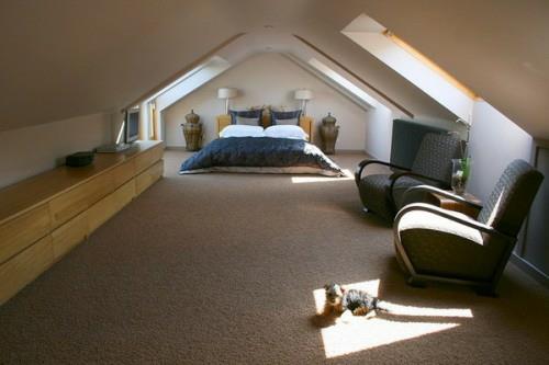 חדר שינה בעליית הגג ריצוף מעניין אור חום
