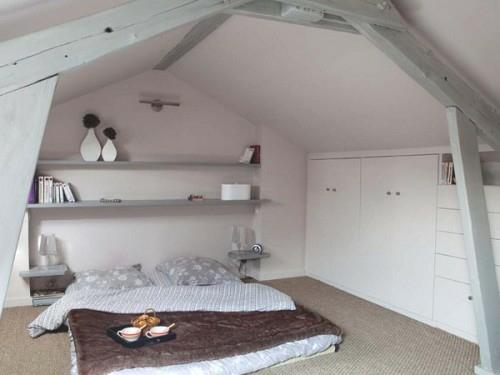 מזרן חדר שינה בעליית הגג מדפי קיר רצפה ישירה