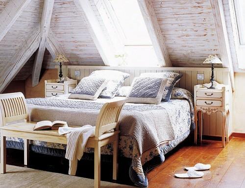 עליית גג ספרים בצבעי פסטל עם חדר שינה בעליית הגג