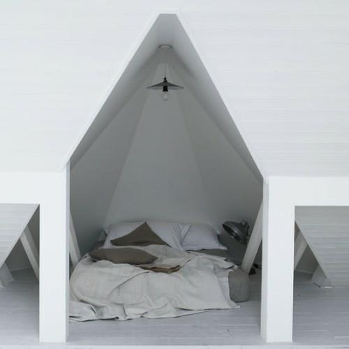 גג לבן רגיל בחדר השינה בעליית הגג