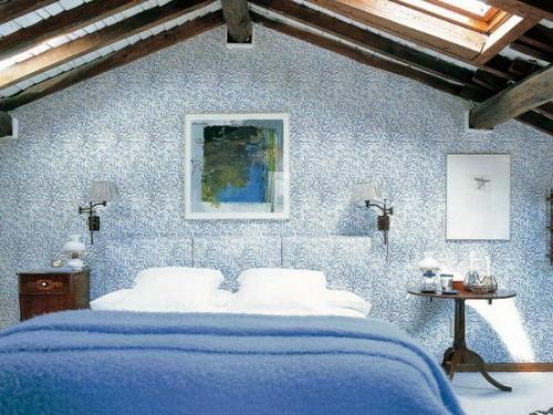 עליית גג בדוגמת קיר בחדר השינה בצבע כחול
