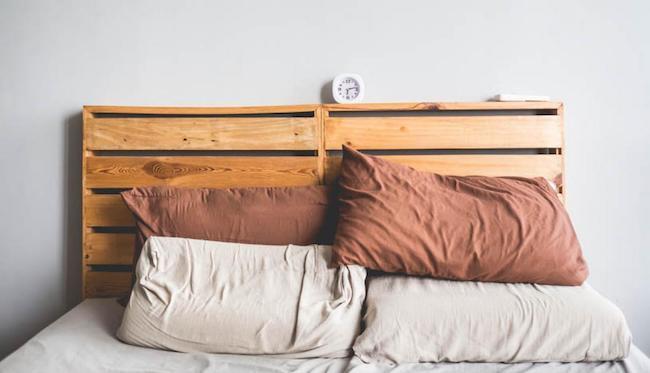 מיטת חדר שינה העשויה ממשטחים