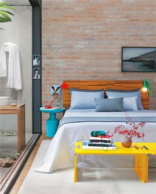 עיצוב חדר שינה קיר לבנים מסגרת מיטת עץ שרפרף צהוב