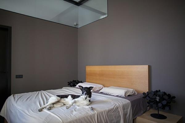חדר שינה ריהוט מיטה מיטה מיטה עץ קיר כהה עיצוב מינימליסטי