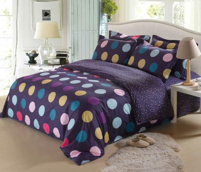 מצעים יפים נקודות בצבע סגול מקשטים חדר שינה