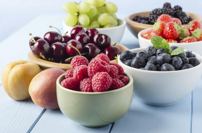 לרדת במשקל במהירות ובריאה לאכול בריא פירות פירות טריים פטל אוכמניות דובדבנים ענבים אפרסקים
