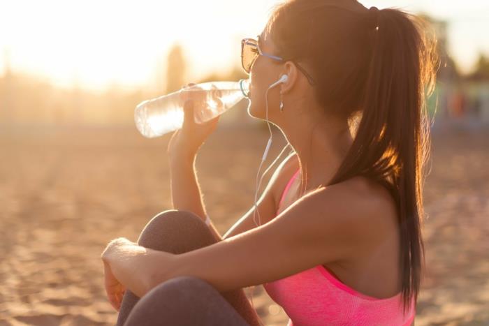לרדת במשקל במהירות ולשתות מים בריאים לפני האכילה