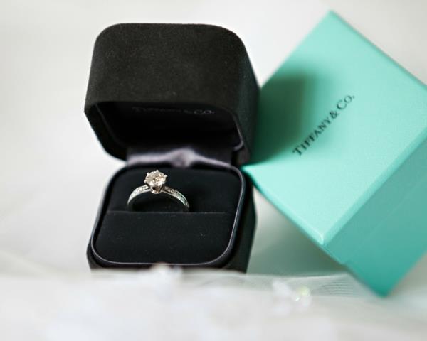 טבעת אירוסין יפה טיפאני תציע הצעת נישואין רומנטית