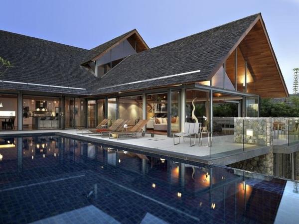 בית יפה עם חזיתות זכוכית ובריכת שחייה