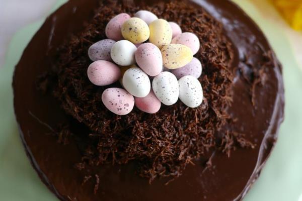 אופים ממתקי ביצת עוגת שוקולד קן פסחא