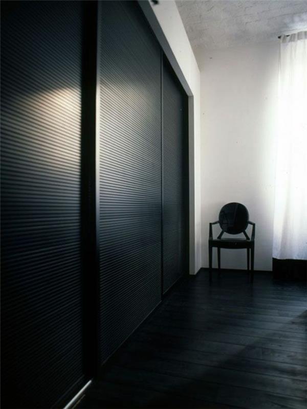 ארון בגדים שחור דלתות הזזה רעיונות בית חדר שינה רצפה כהה קירות לבנים