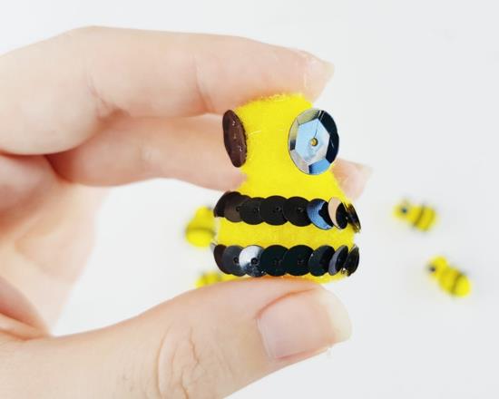 דבורים חמודות מייצרות עבודות יד ממנקות צינורות