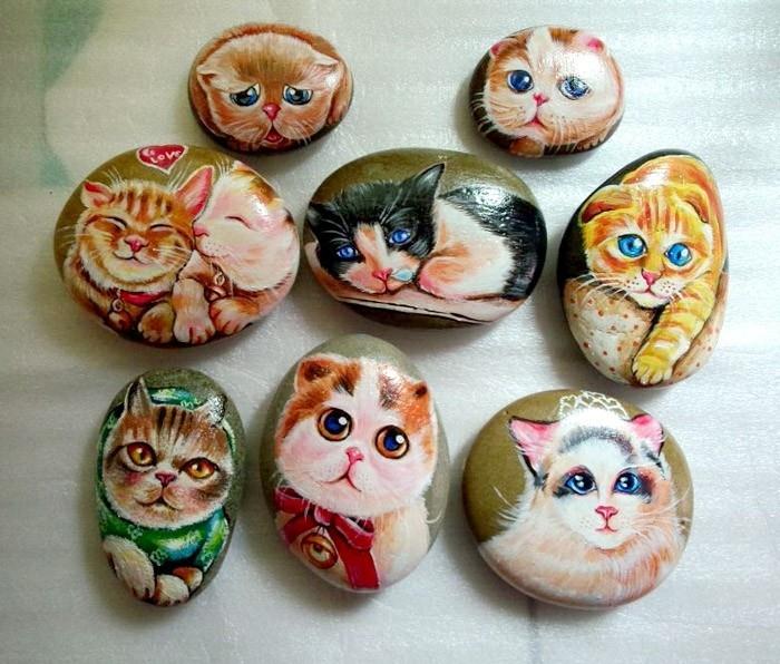 חתולים חמודים על אבנים מציירים רעיון אמנותי