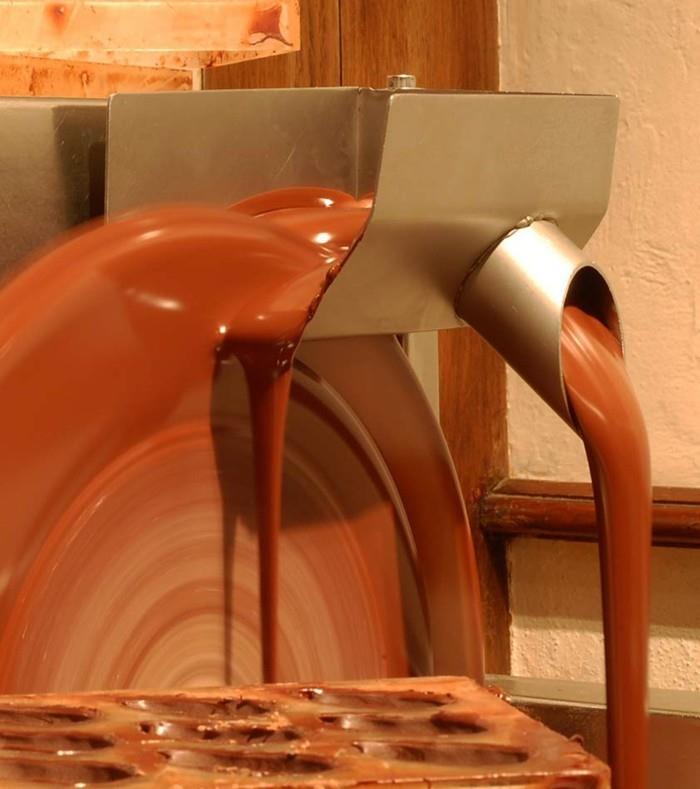 מראות ברוז 'בלגיה דמדומים העיר ייצור שוקולד בלגי בינוני