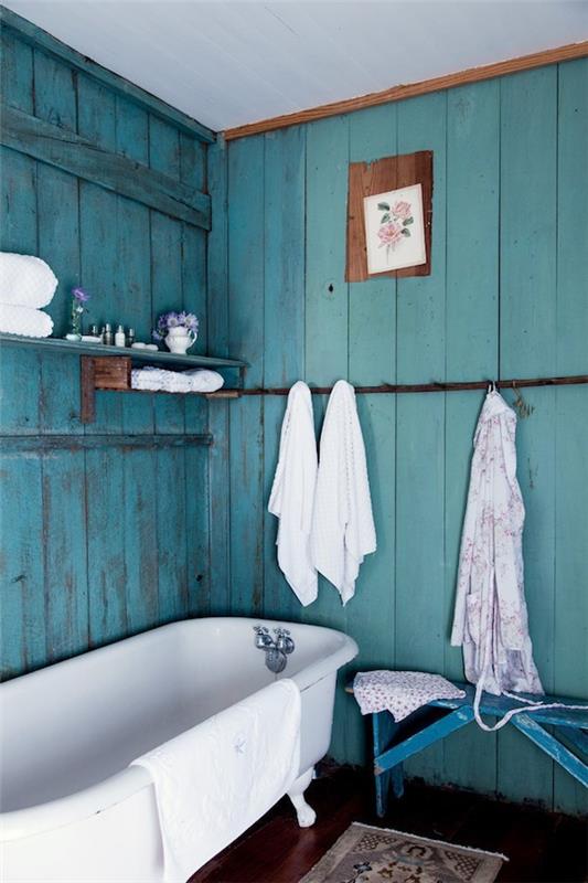 חדר אמבטיה עלוב עם קירות ירוקים