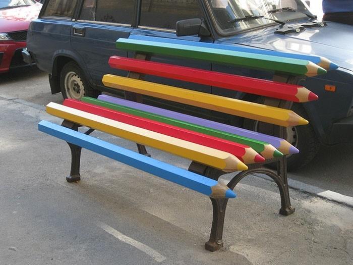 ספסלים עפרונות צבעוניים עיצוב יוצא דופן