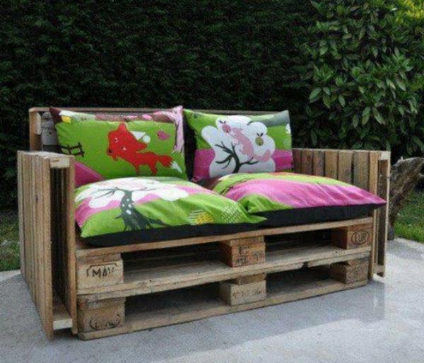 ספה ממשטחים בונים ריהוט גן צבעוני
