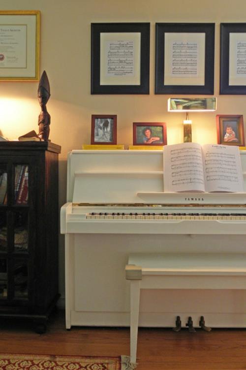 רעיונות קישוט חסכוני לחגים מנגנים באופן מסורתי מוזיקת ​​פסנתר