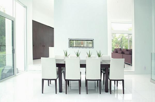 חדר אוכל עם ריהוט מינימליסטי מודרני לבן