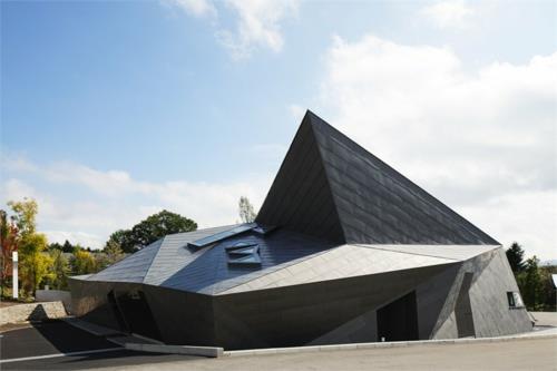 מבני בנייה מרהיבים מבנה אוריגמי מבנה כהה