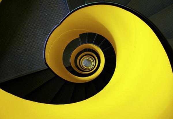 גרם מדרגות לולייני צהוב ושחור