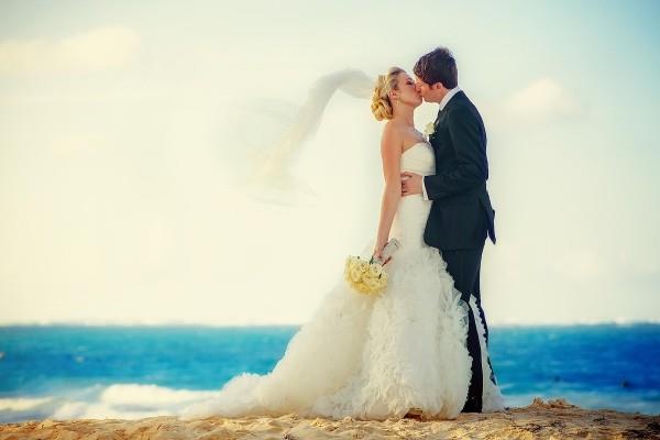 נשיקת כלה וחתן על החוף