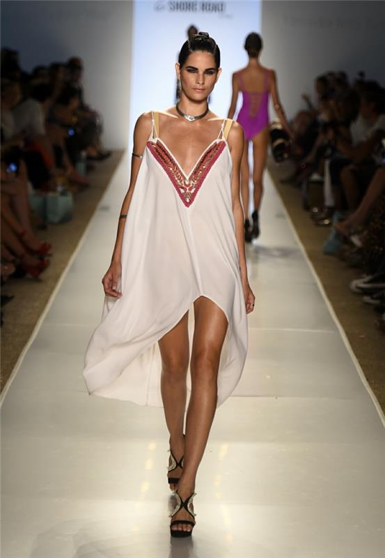 אופנת חוף שמלת חוף אופנה שמלת קיץ לבנה א -סימטרית