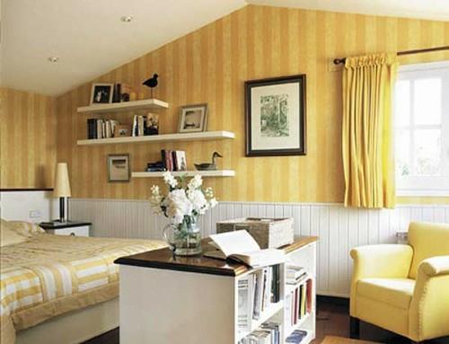 פסים מדפים צהובים בהירים בקיר כהה בעליית הגג חדר שינה