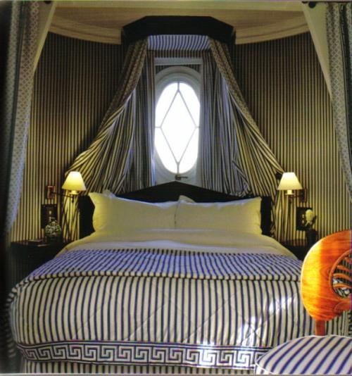 פסים חדר שינה כחול לבן מיטת אפיריון