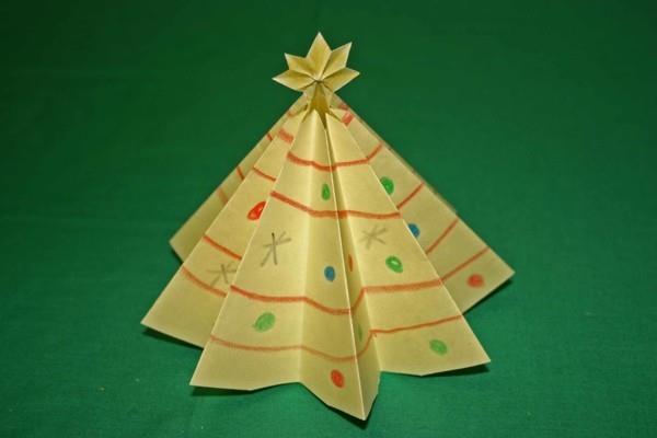 עץ חג המולד טינקר מתוך נייר עם ילדים