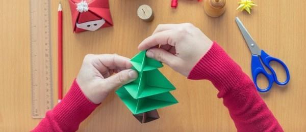 התעסקות עם עץ חג המולד עם ילדים
