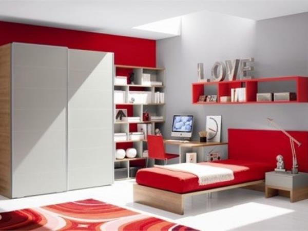 חדר נעורים כיסוי מיטה וקירות אדומים