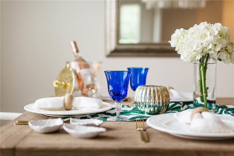שולחן לקשט כוסות כחולות בדוגמת צבע