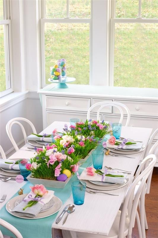 קישוטי שולחן צבעים חגיגיים של חג הפסחא מתבלים את שולחן האוכל