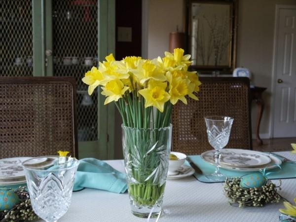 קישוטי שולחן חג הפסחא אופייני פרחי אביב קיני ביצי פסחא
