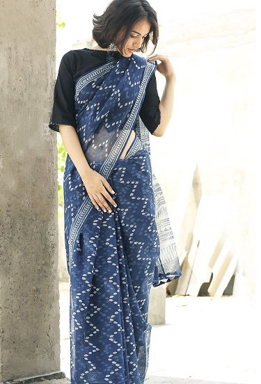 El sari estampado índigo para blusa negra