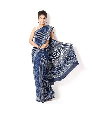 El sari índigo con patrón blanco