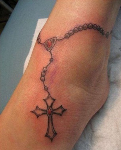 Precioso tatuaje de cruz en el tobillo