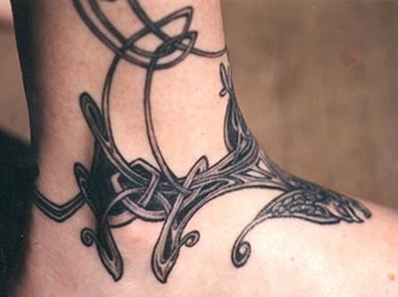 Tatuaje celta en el tobillo