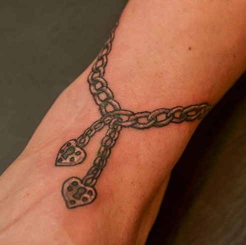 Pequeño tatuaje de cadena en el tobillo
