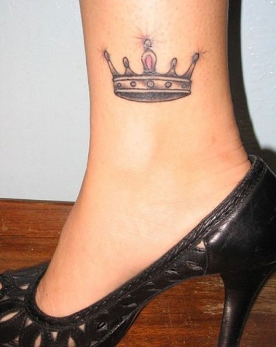 Tatuaje de corona de princesa en el tobillo