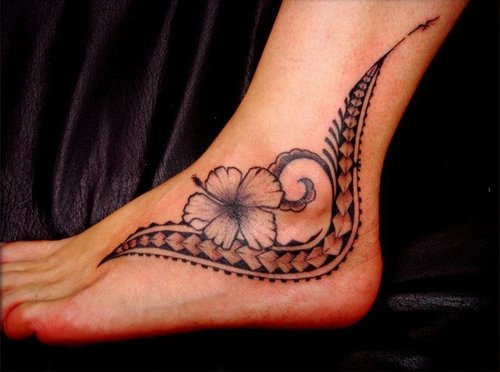 Tatuaje maorí en el tobillo