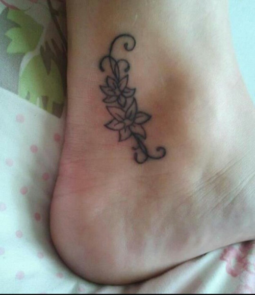 Tatuaje de flor simple en el tobillo