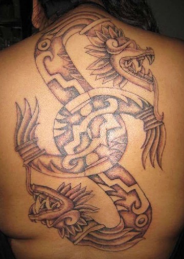 Tatuaje de dragón azteca audaz e intenso