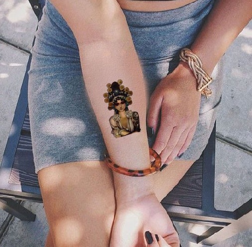 Mujer con pequeño tatuaje azteca