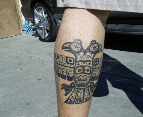Tatuaje de pájaro azteca en las piernas