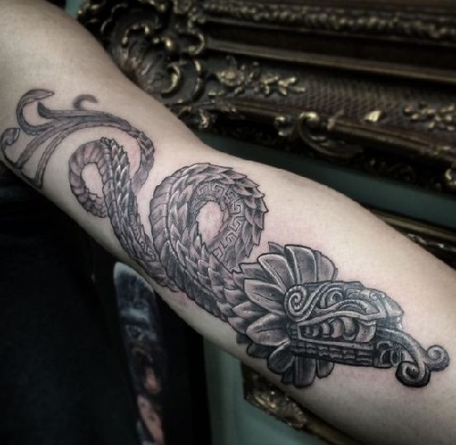 Tatuaje de serpiente azteca audaz