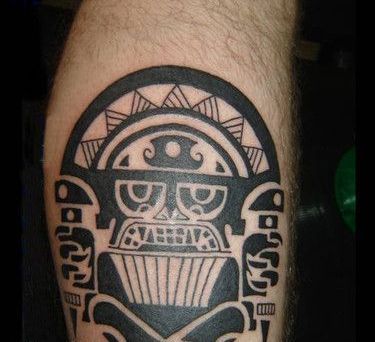 Diseño de tatuaje azteca audaz para pierna