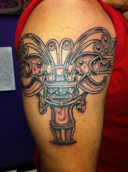 Tatuaje azteca en forma de pulsera 3D
