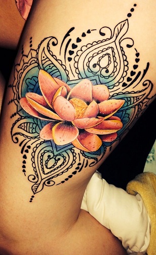 Tatuaje tribal del brazo de la flor de loto